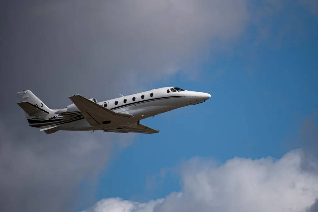 Jet en train de décoller sur une piste d’aéroport